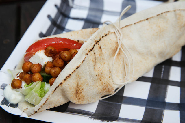 Vegetariska wraps med rostade kikärtor, fetaost och tzatziki