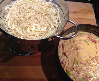 Krämig skinksås med pasta