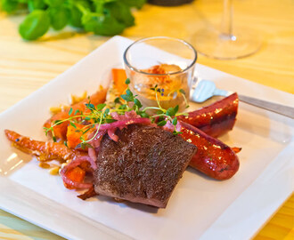 Oxfilé i ugn med syltad rödlök och parmesanrostade morötter