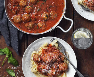 Frikadeller kokta i tomatsås