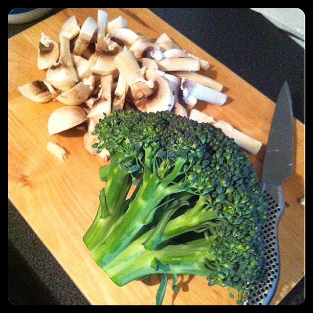 Tacoquiche med champinjoner och broccoli.