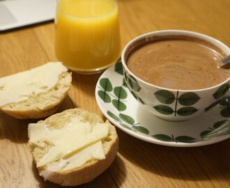 God mysfrukost hemma med nybakade frallor