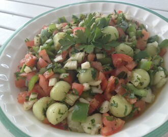 En fräsch sallad till grillat med många smaker