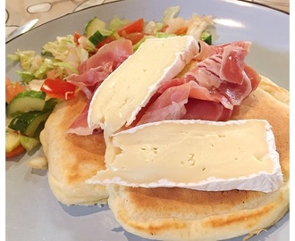 Amerikanska pannkakor med parmaskinka och brie