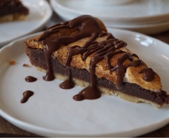 En s-more cake eller fudge brownie-paj med marshmellows.