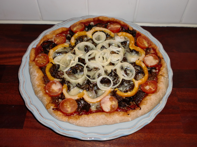 Dinkelpizza med trattkantareller, köttfärs, Västerbottensost och tomatsås