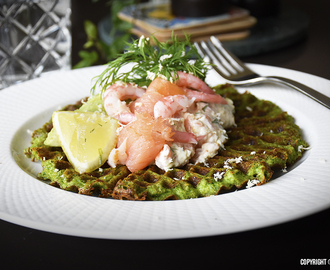 Glutenfria spenatvåfflor med laxröra, räkor och avokado