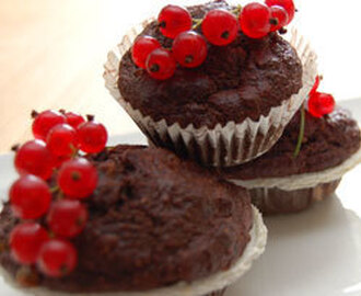 Chokladmuffins med röda vinbär