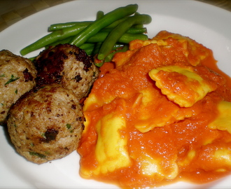 Italienska köttbullar med ravioli i tomatsås