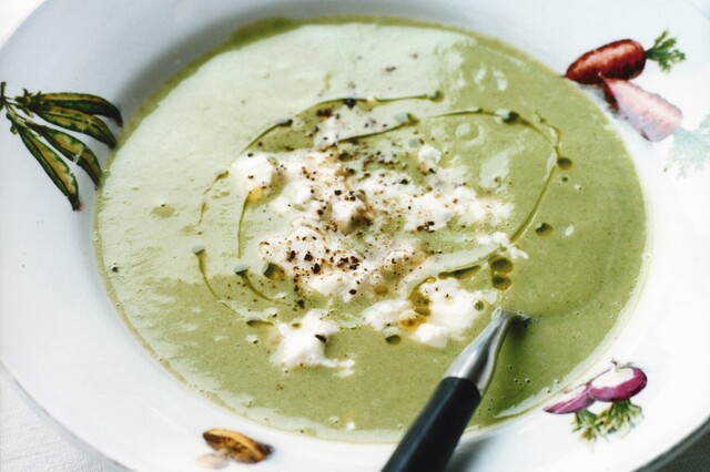 Soppa på vita bönor och broccoli med fetaost
