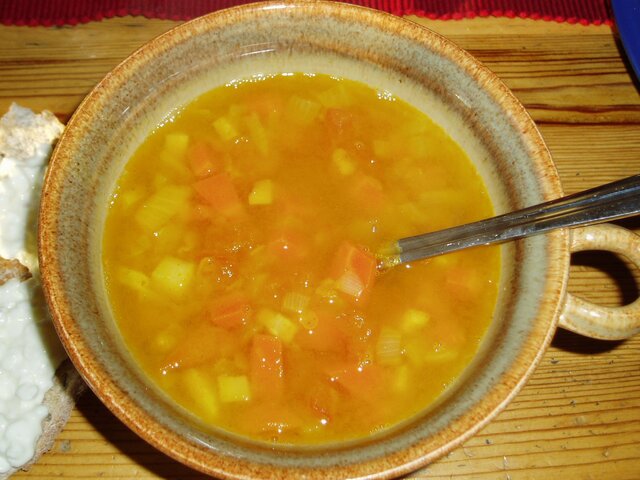 Curry- och citrondoftande linssoppa
