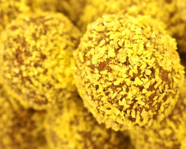 Rawfoodbollar med citron och lakrits