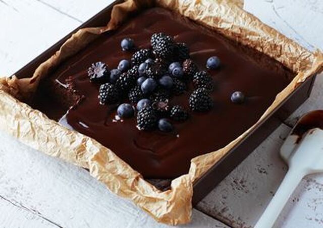 Glutenfri blackbean brownie med fudgeglasyr och bär