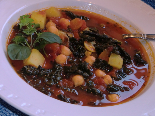 Italiensk vegosoppa med svartkål, tomater och kikärtor