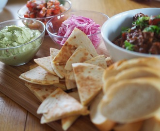 Texas chili med guacamole, syltad rödlök och tomatsalsa