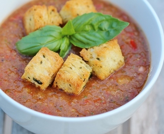 Läskande gazpacho med matiga örtkrutonger