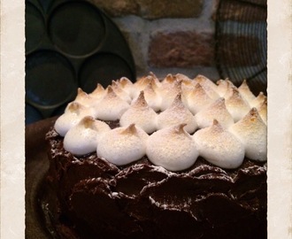 GUDOMLIG CHOKLADTÅRTA MED CHOKLADFROSTING OCH ITALIENSK MARÄNG