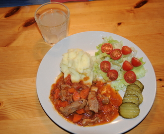 Gulasch med fläskkött, tomater och citron