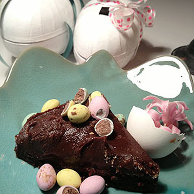 Påskdessert – kladdkaka med chokladkolatäcke och ett tips på bordsdekorationer
