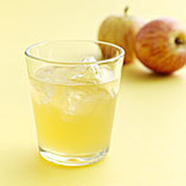 Drink med rom och äppeljuice