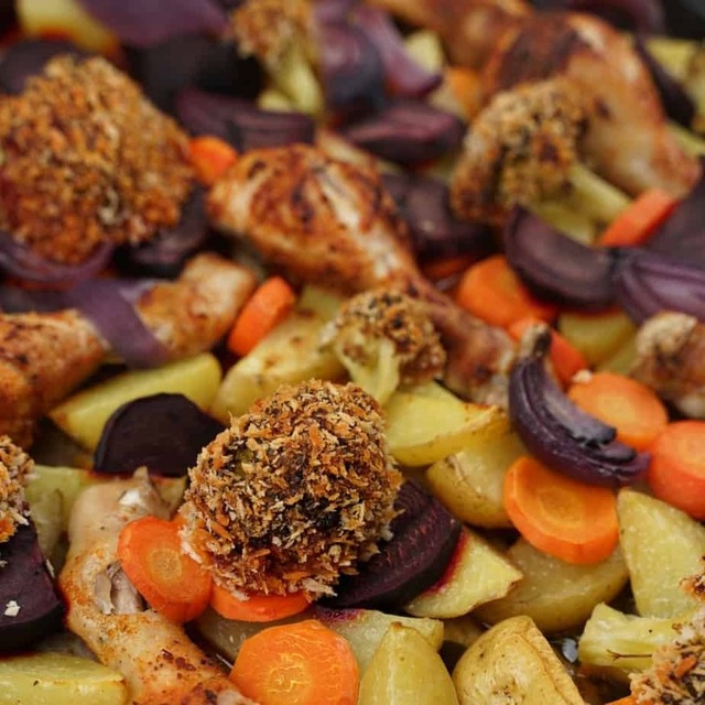 Ugnrostade kycklingklubbor med potatis, rödbetor, broccoli och morot