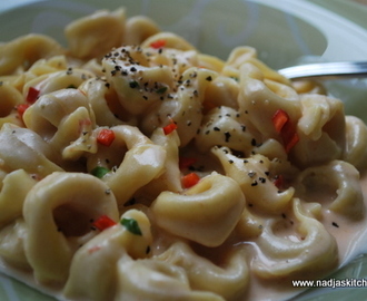 Tortellini med röd chili, basilika och vitlök