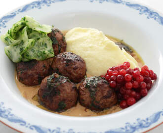 Köttbullar med potatismos och gräddig löksås