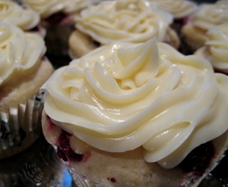 Halloncupcakes med lemon curd och vit chokladfrosting