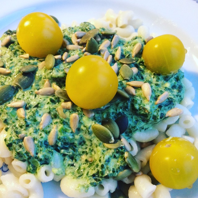 Vegetarisk pastasås med grönkål och ost