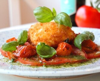 Friterad burrata med bakade tomater och basilikaolja.