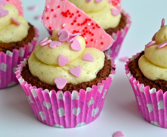 Rosa cake pops och hjärtliga cupcakes