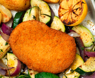 Schnitzel med ugnsrostad potatis, squash, färska örter och citron