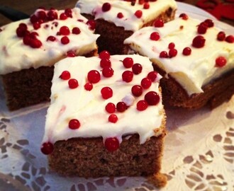 PEPPARKAKSRUTA MED PHILLYFROSTING & LINGON