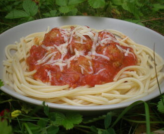 En gammal goding; köttbullar i tomatsås