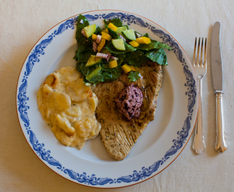 Krämig jordärtskocksgratäng, grillad kalkonsnitzel och rödvinslöksmör