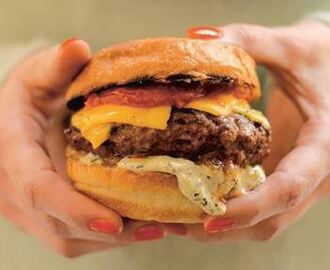 Hamburgare med cheddar, karamelliserad lök, ugnsbakad tomat och tryffelmajonnäs