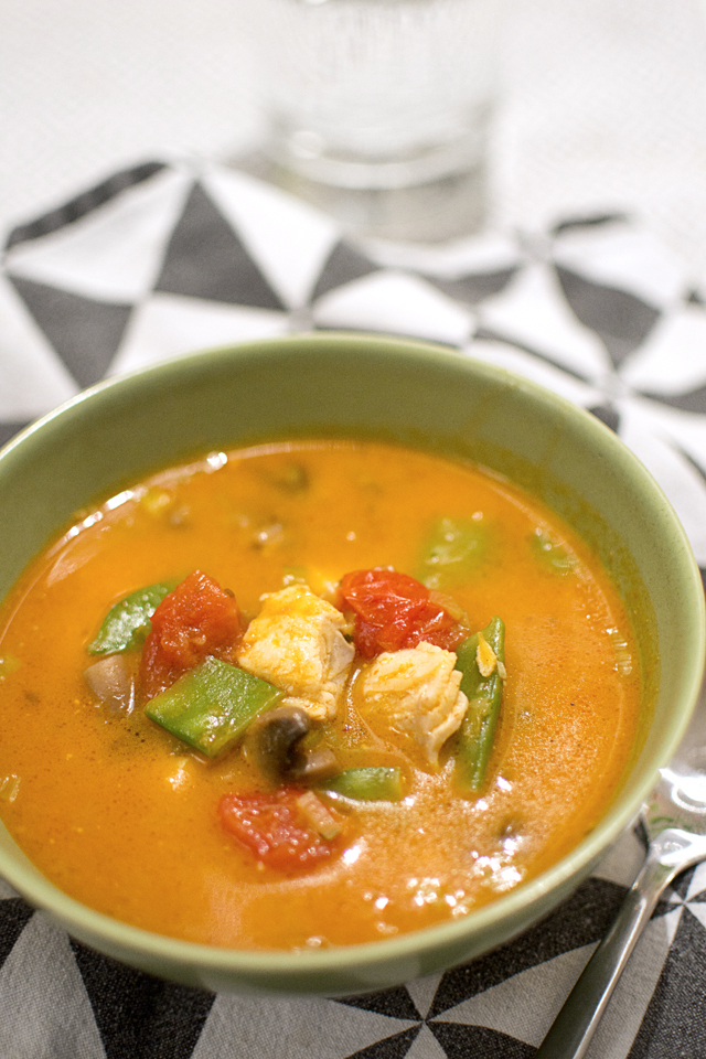 Fisksoppa med röd curry och kokosmjölk