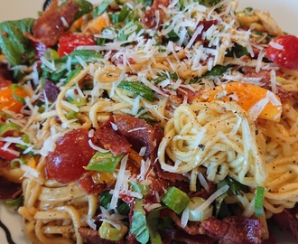 Tomatpasta med bacon och basilika