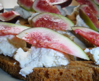 Förfest med snittar, crostini och en och annan drinkkaka.