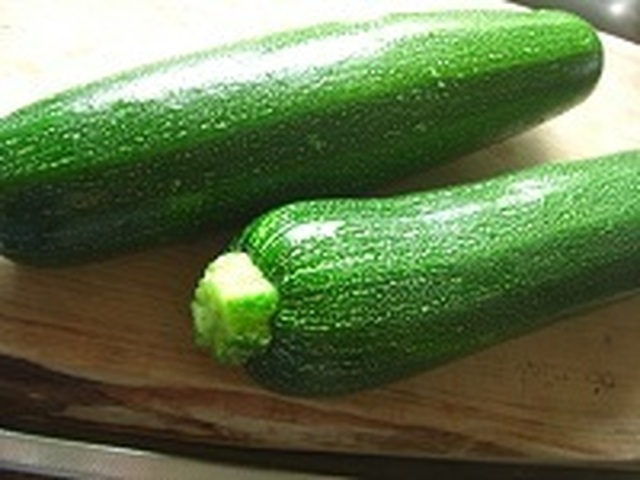 Zucchini och rödspättarullar med grön ärtpesto