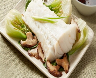 Kokt torsk med sallad och syrad ingefärsdressing