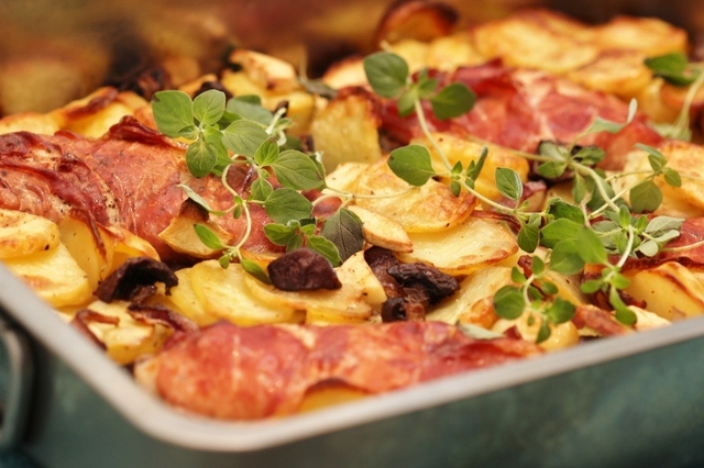 Parmalindad kycklingfilé fylld med parmesan och oregano - på plåt i ugnen med rotfrukter och svamp