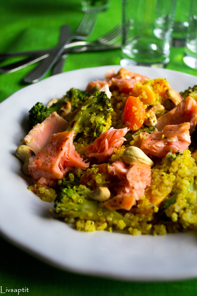Påsklunch: Gyllengul quinoasallad med sesamchiliwokad broccoli, clementiner, rostade cashewnötter och ugnsbakad lax