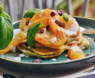 Bananpannkakor med blodapelsin, tahini & basilika