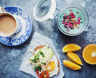 Spirulinasmoothie toppad med choklad, bipollen och hallon