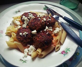 Färsbullar med krämig tomatpasta och feta