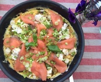 Frittata med rökt lax, chèvre och salladslök