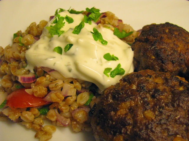 Köttfärsbiffar och matvetesallad med tzatziki