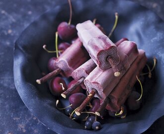 Ice pops med lakrits och körsbär