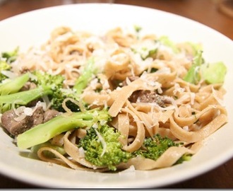 Pasta med kycklinglever och broccoli